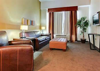 Fairfield By Marriott & Cincinnati Newport